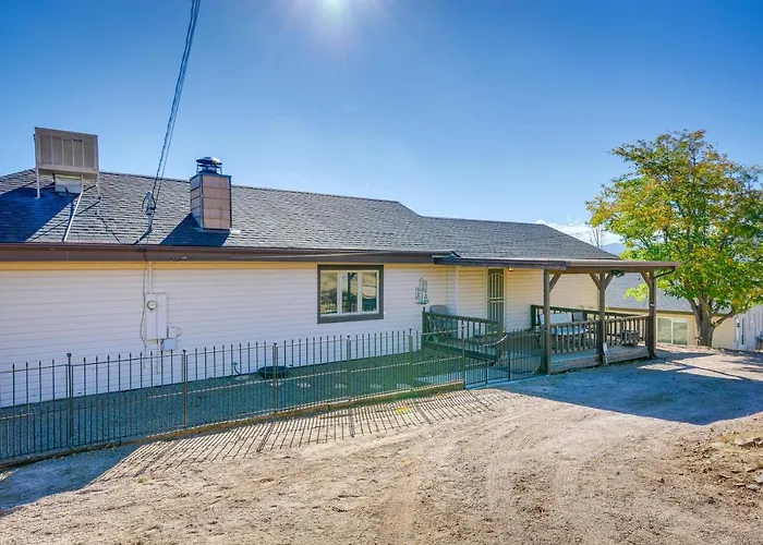 Large Deck And Mountain Views Getaway! Holiday home Prescott