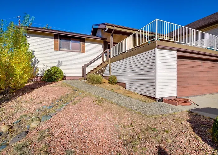 Large Deck And Mountain Views Getaway!