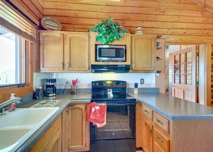 Large Deck And Mountain Views Getaway! *