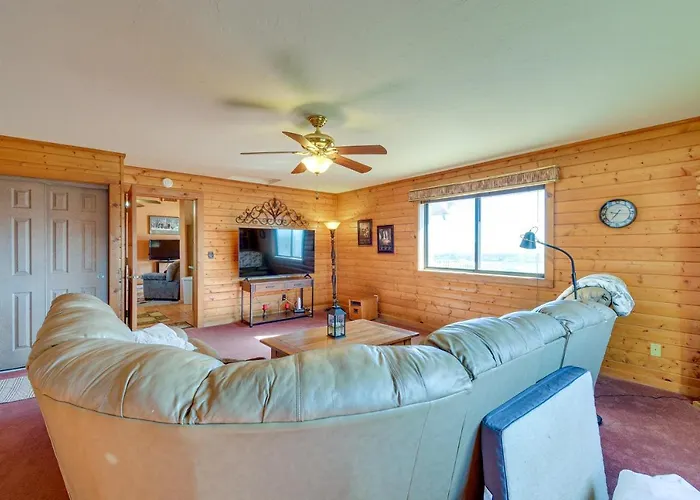 Large Deck And Mountain Views Getaway!