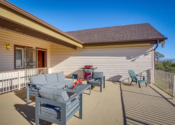 Large Deck And Mountain Views Getaway! Holiday home